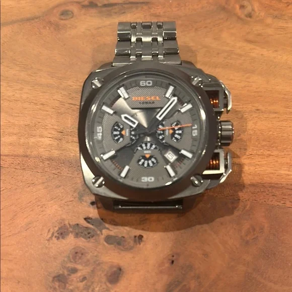 Diesel 10 Bar Men’s Watch with orange accents.  In working order. No extra links - Picture 4 of 4